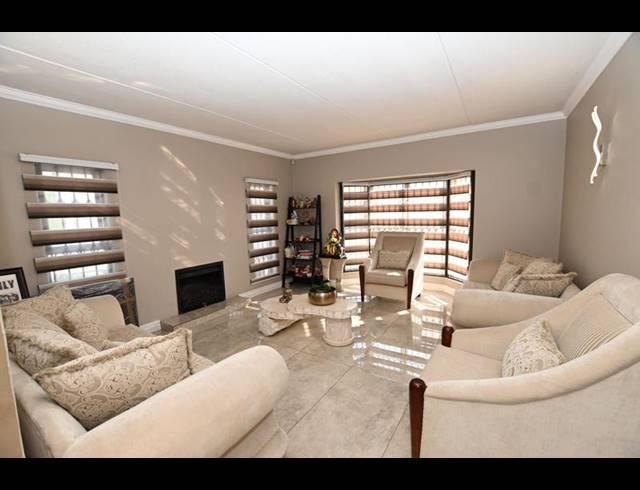 4 BEDROOM HOUSE FOR SALE IN LONEHILL